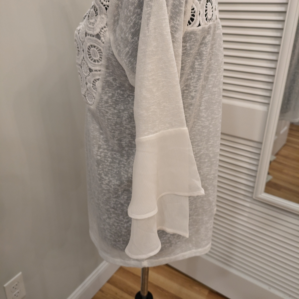 August Silk White Cropped Ruffled Blouse 3/4 Sleeve Size Medium - Picture 3 of 3
